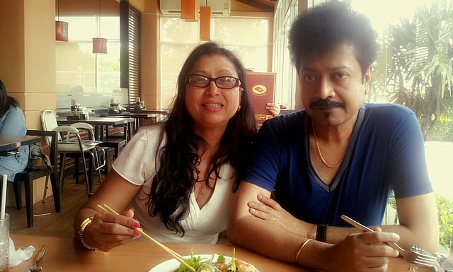 স্ত্রী নাঈমা সুলতানার সঙ্গে কুমার বিশ্বজিৎ। ছবি: সংগৃহীত