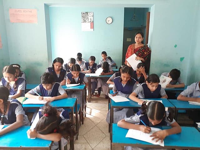 আলোক শিক্ষালয়ে ক্লাস চলছে এবং আলোক শিক্ষালয়ে পরীক্ষা চলছে। ছবি: আলোক শিক্ষালয়ের ফেসবুক পাতা থেকে সংগৃহীত