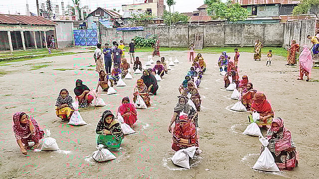 প্রথম আলো ট্রাস্টের উদ্যোগে পলাশপুরে ঘূর্ণিঝড় আম্পানে ক্ষতিগ্রস্তদের মধ্যে খাদ্যসহায়তা দেওয়া হয়। গতকাল বরিশাল নগরের হজরত শাহজালাল (রহ.) সরকারি প্রাথমিক বিদ্যালয় মাঠে। ছবি: প্রথম আলো