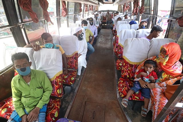 স্বাস্থ্যবিধিসহ অন্যান্য শর্ত মানা সাপেক্ষে সীমিত পরিসরে আজ থেকে সারা দেশে বাস চলাচল শুরু হয়েছে। সোনাডাঙ্গা বাস টার্মিনাল, খুলনা, ১ জুন। ছবি: সাদ্দাম হোসেন