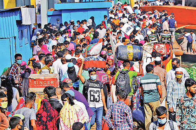 প্রায় দুই মাস পর গণপরিবহন চালু হওয়ার দ্বিতীয় দিনেও মানুষের মধ্যে স্বাস্থ্যবিধি মেনে চলার বালাই নেই। সদরঘাট লঞ্চ টার্মিনালে দক্ষিণবঙ্গগামী যাত্রীদের উপচে পড়া ভিড়। যাতে বেড়েই চলছে করোনাভাইরাস সংক্রমণের ঝুঁকি। গতকাল বিকেল চারটায়। ছবি: দীপু মালাকার