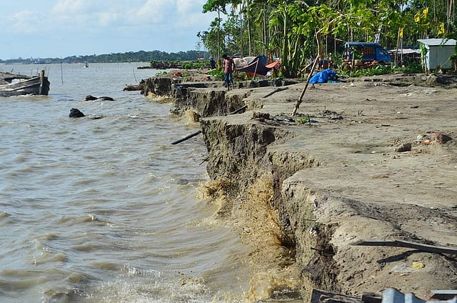 ভাঙছে নদী। ছবি: লেখক