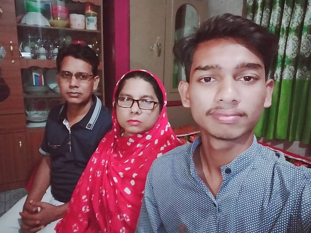 মা-বাবার সঙ্গে ফাহিম। ছবি: সংগৃহীত