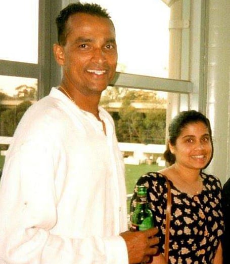 স্ত্রীর সঙ্গে অতুলা সামারাসেকারা। ছবি: ফেসবুক