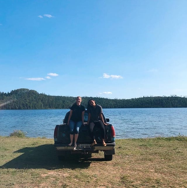 বন্ধুর সঙ্গে রোদেলা। ছবি: সংগৃহীত