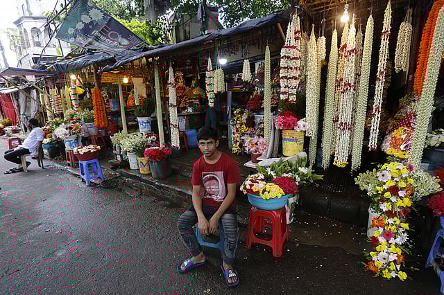শাহবাগের ক্রেতাশূন্য ফুলের দোকান। ছবি: হাসান রাজা
