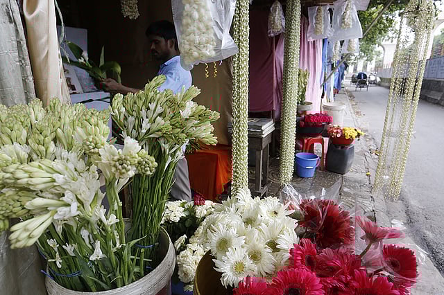 শাহবাগের ক্রেতাশূন্য ফুলের দোকান। ছবি: হাসান রাজা