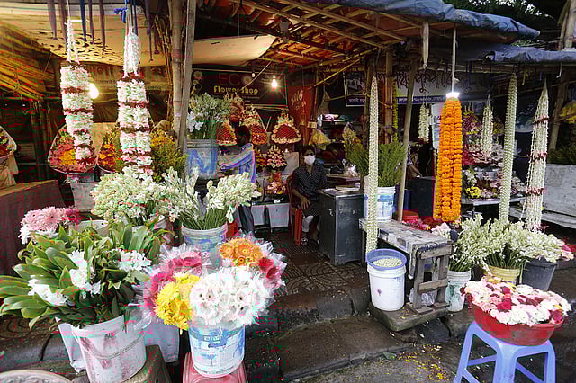 শাহবাগের ক্রেতাশূন্য ফুলের দোকান। ছবি: হাসান রাজা