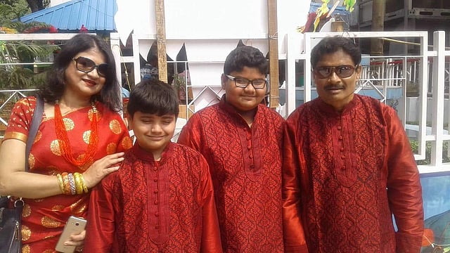 দুই সন্তান ও স্বামীর সঙ্গে রাকা।