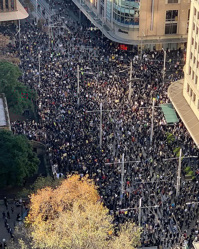 নামে আন্তর্জাতিক ফোল্ডারে ছবি আছে/ক্যাপশন: যুক্তরাষ্ট্রের মিনিয়াপোলিসে জর্জ ফ্লয়েড হত্যার প্রতিবাদে আজ সিডনিতে বিশাল বিক্ষোভ হয়েছে। ছবি: রয়টার্স