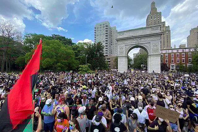 বর্ণবাদ আর অসাম্যের বিরুদ্ধে জনতার সম্মিলিত আওয়াজে এক ভিন্ন আমেরিকা এখন দেখছে বিশ্বের মানুষ। ৬ জুন, ওয়াশিংটন স্কয়ার পার্ক। ছবি: রয়টার্স
