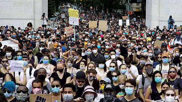 নিউইয়র্কে ওয়াশিংটন স্কয়ার পার্কে জনতার বিক্ষোভ মাইলের পর মাইল ছাড়িয়ে যায়। ছবি: রয়টার্স