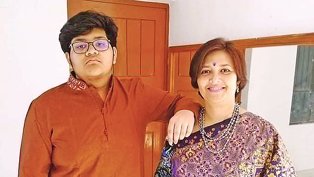 মা ফেরদৌসী আবেদীন ও ছেলে স্বর্গ কল্পক ঋভু। ছবি: সংগৃহীত