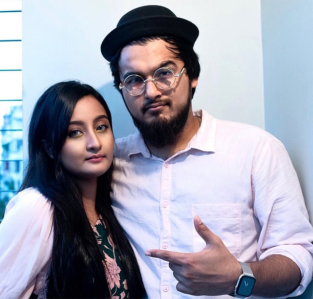 স্ত্রীর সঙ্গে ছবিটি শেয়ার করে নোবেল লিখেছেন ‘দেশের দ্বিতীয় নোবেল বিজয়ী নারী’। ছবি: ফেসবুক থেকে