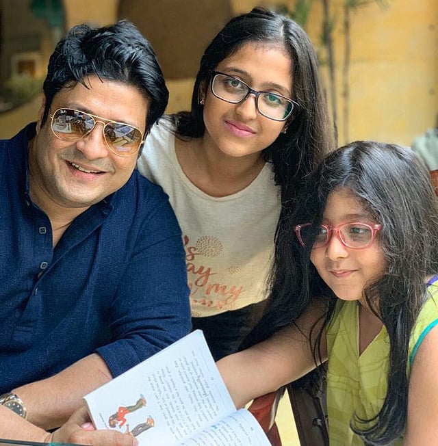 দুই মেয়ে নুজহাত ও নামিরার সঙ্গে বাবা ফেরদৌস। ছবি: সংগৃহীত