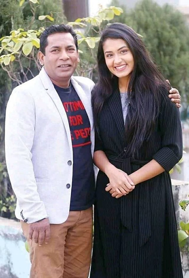 অভিনেতা মোশাররফ করিমের সঙ্গে তাসনিয়া ফারিণ। ছবি সংগৃহীত।