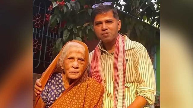 মায়ের সঙ্গে লেখক। ছবি: সংগৃহীত