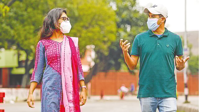 করোনাকালে চলাফেরায় মানতে হচ্ছে নতুন রীতি। নতুন স্বাভাবিকে যেন অভ্যস্ত হচ্ছে পৃথিবী। মডেল: অনামিকা ও আবীর। ছবি: সুমন ইউসুফ
