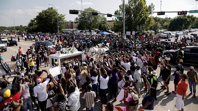 জর্জ ফ্লয়েডকে শেষবিদায় জানাতে জনতার ভিড়। ছবি: রয়টার্স