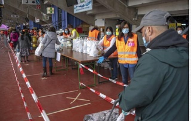 বিশ্বের অন্যতম ধনী শহর জেনেভায় বিনা মূল্যে খাদ্যের জন্য দীর্ঘ লাইন। ছবি সংগৃহীত