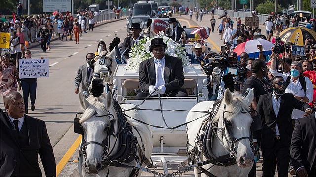 চার্চে সব আনুষ্ঠানিকতা সেরে ঘোড়ার গাড়িতে করে জর্জ ফ্লয়েডের মরদেহ সমাহিত করতে পিয়ারল্যান্ড সিমেট্রিতে নিয়ে যাওয়া হচ্ছে। ছবি: রয়টার্স