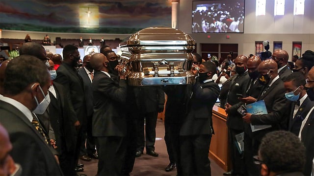 হিউস্টনের ফাউন্টেন অব প্রেজ গির্জায় শেষকৃত্য অনুষ্ঠানের জন্য ফ্লয়েডের মরদেহের কাসকেট নিয়ে যাওয়া হচ্ছে। ছবি: রয়টার্স