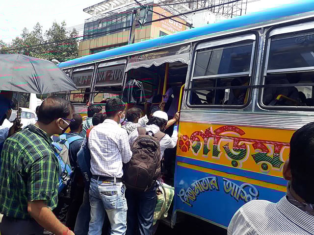 সামাজিক দূরত্ব না মেনে বাসে যাত্রী উঠছে। ছবি: ভাস্কর মুখার্জি