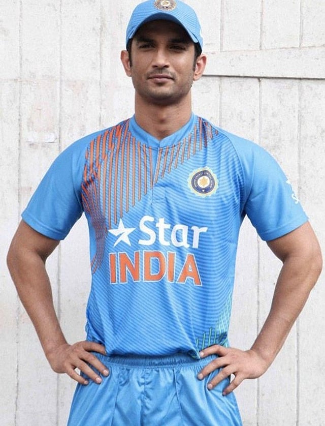 ভারত জাতীয় দলের জার্সি পরা সুশান্তের এ ছবিটি টুইটারে পোষ্ট করেন রোহিত শর্মা। ছবি: টুইটার