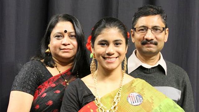 লেখকের সঙ্গে মেয়ে রোদেলা ও স্বামী এজাজ। ছবি: সংগৃহীত