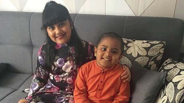 লন্ডনের বাসিন্দা আট বছরের আশফিকা বাসায় থাকতে থাকতে ক্লান্ত। ঈদের সময় ছোট ভাইয়ের সঙ্গে। ছবি: সংগৃহীত