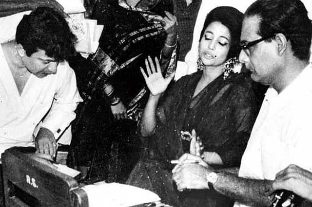 উত্তম-সুচিত্রার সঙ্গে। ছবি: ফেসবুক থেকে সংগৃহীত