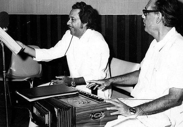 কিশোর কুমারের সঙ্গে। ছবি: ফেসবুক থেকে সংগৃহীত