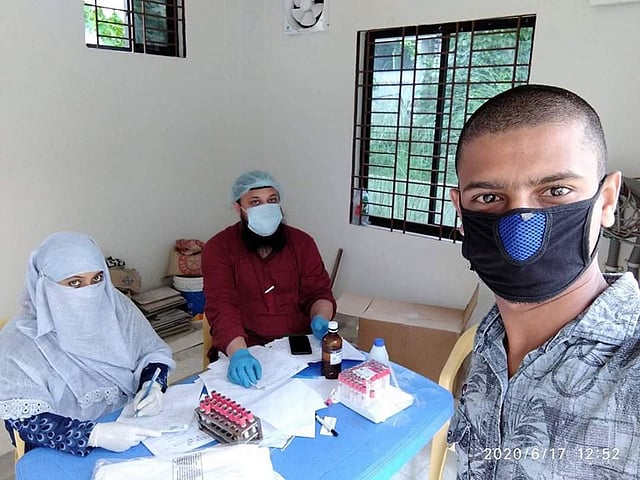 স্বাস্থ্য বিভাগের সন্দেহ দূর করতে সিদ্দিক হাওলাদার আজ বুধবার সকালে করোনা পরীক্ষার জন্য মাদারীপুরে সদর হাসপাতালে গিয়ে নমুনা দিয়ে আসেন। এ সময় এই ছবিটি তিনি তাঁর ফেসবুক অ্যাকাউন্টে শেয়ার করেন।