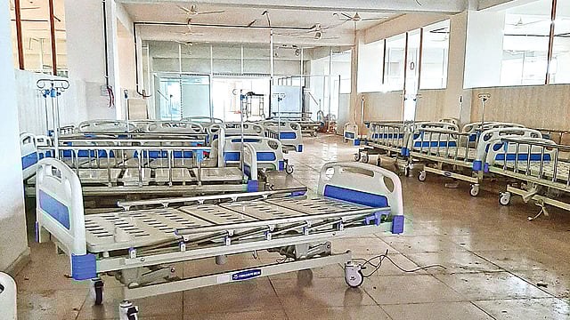 ঢাকা উত্তর সিটি করপোরেশনের মহাখালীর ডিএনসিসি মার্কেটে নির্মাণাধীন হাসপাতাল। গত মঙ্গলবার মহাখালীতে। ছবি: প্রথম আলো