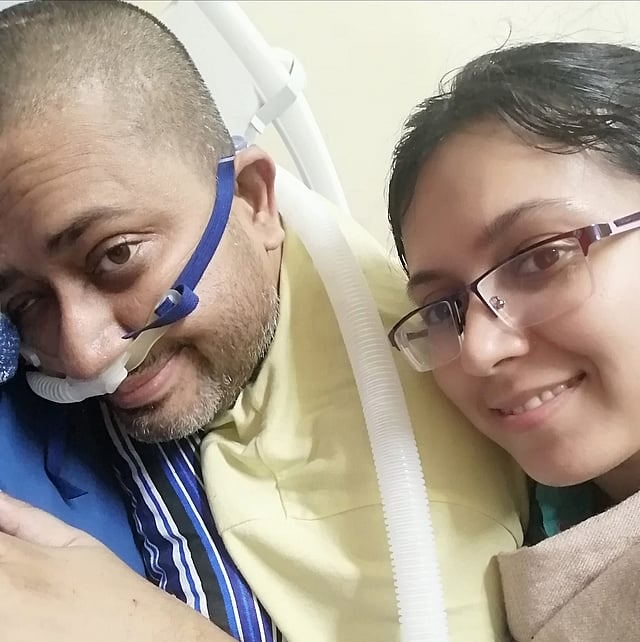 করোনা আক্রান্ত স্বামী অনীকের সঙ্গে হাসপাতালে স্ত্রী মনিকা। ছবি