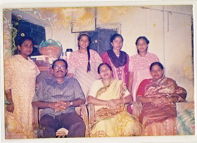 পরিবারের সদস্যদের সঙ্গে শিক্ষক মোহাম্মদ আলী। ছবি: সংগৃহীত