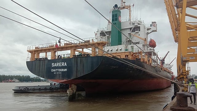 প্রায় ১৮৫ মিটার লম্বা জাহাজ সারেরা সাগর থেকে আজ রোববার সকালে এনে জেটিতে ভিড়ানো হয়। ছবি: সংগৃহীত