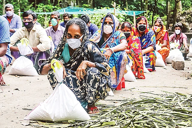 প্রথম আলো ট্রাস্টের উদ্যোগে ঘূর্ণিঝড় আম্পানে ক্ষতিগ্রস্ত বরিশালের আগৈলঝাড়া উপজেলার গৈলা ইউনিয়নের উত্তর শিহিপাশা গ্রামে পাল পরিবারগুলোর মধ্যে খাদ্যসহায়তা দেওয়া হয়। গতকাল দুপুরে। ছবি: সাইয়ান