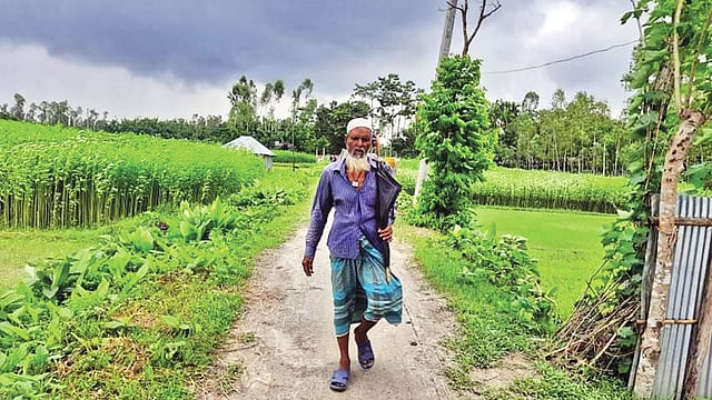 কাজের সন্ধানে চার কিলোমিটার হেঁটে থেতরাই বাজারে গিয়েছিলেন কুড়িগ্রাম পৌরসভার বাসিন্দা আবদুল হামিদ। কাজ না পেয়ে ফিরে আসতে হয় তাঁকে। গত বুধবার দুপুরে। ছবি: প্রথম আলো