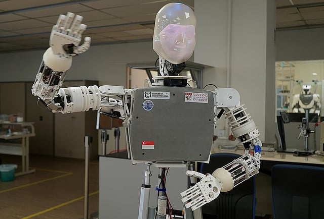 কর্মক্ষেত্রে ক্রমেই মানুষের প্রধান প্রতিপক্ষ হয়ে উঠছে রোবট। ছবি: রয়টার্স