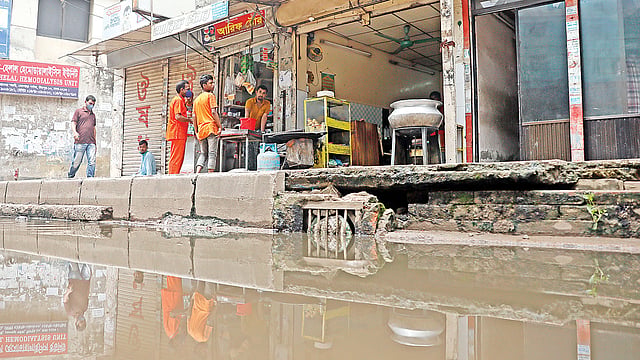 উন্নয়ন প্রকল্পের কাজের জন্য রাজধানীর আগারগাঁও থেকে মিরপুর পর্যন্ত নালা দিয়ে পানি নিষ্কাশন বন্ধ হয়ে গেছে। এতে বৃষ্টি হলেই জলাবদ্ধতা তৈরি হয়ে যায়। শনিবার দুপুরে মিরপুর ১০ নম্বর সংলগ্ন সেনপাড়া পর্বতা এলাকায়। ছবি: আশরাফুল আলম