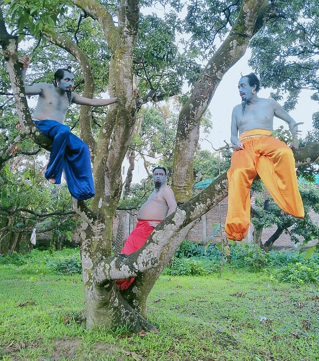 ‘তিন দৈত্য’ নাটকের দৃশ্যে অভিনেতা ফারুক আহমেদ, মাহমুদুল ইসলাম মিঠু, জামিল হোসেন। ছবি সংগৃহীত।