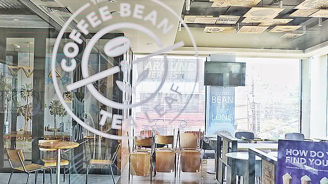 করোনার প্রভাব পড়েছে রাজধানীর কফিশপগুলোতেও। বন্ধ রয়েছে অধিকাংশ দোকান। যাঁরা খোলা রেখেছেন, তাঁরাও ভুগছেন ক্রেতাস্বল্পতায়। মঙ্গলবার সকালে রাজধানীর ধানমন্ডির একটি কফিশপে। ছবি: সাইফুল ইসলাম