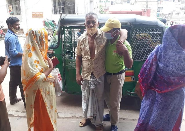 গাজীপুর থেকে আসা ষাটোর্ধ্ব হুমায়ুন কবির উচ্চ রক্তচাপে ভুগছেন। দুদিন ধরে তাঁর রক্তচাপ বেড়েই চলেছে। শনিবার তাঁকে মিটফোর্ড হাসপাতালে ভর্তি করানো হয়। ছবি: আসাদুজ্জামান