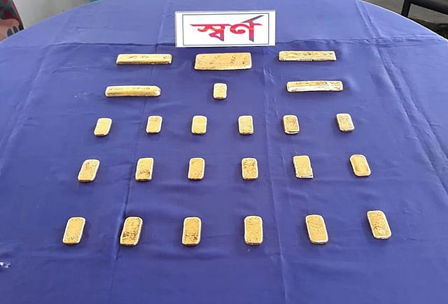 সাতক্ষীরার কলারোয়া সীমান্তে পাচারের সময় বিজিবি সাড়ে চার কেজি ওজনের ২৪টি সোনার বার উদ্ধার করে। ছবি: প্রথম আলো
