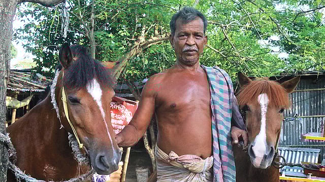 লকডাউনের পর থেকে বন্ধ নাজিম উদ্দিনের ঘোড়ার গাড়ি। খুবই অর্থকষ্টে এখন ঘোড়ার খাবারের টাকাও সংগ্রহ করতে পারছেন না তিনি। গতকাল রাজশাহীর তালাইমারি বালুঘাট এলাকায়। প্রথম আলো