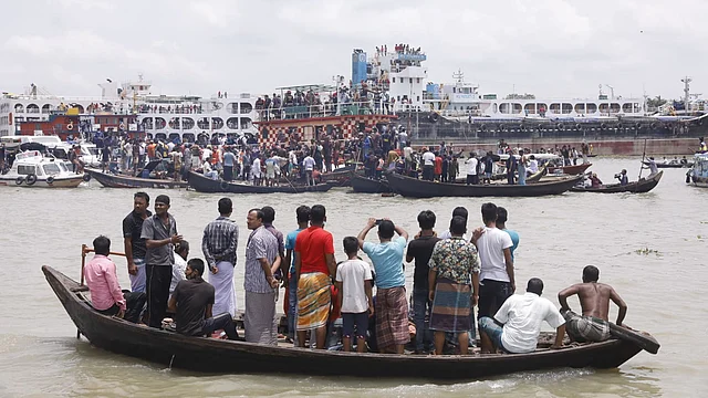 বুড়িগঙ্গা নদীতে অর্ধশতাধিক যাত্রী নিয়ে একটি লঞ্চ ডুবে গেছে। ঘটনাস্থলে উদ্ধারকাজ চলছে। সেখানে উৎসুক মানুষের ভিড়। কেরানীগঞ্জ, ঢাকা, ২৯ জুন। ছবি: দীপু মালাকার