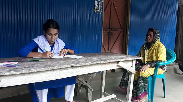 বাড়িতে মায়ের উপস্থিতিতে পরীক্ষা দিচ্ছে আরেক ছাত্রী। আটোয়ারীর রাধানগর-মালিগাঁও এলাকায়। ছবি: প্রথম আলো