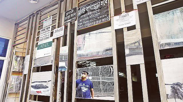 করোনাভাইরাসের কারণে ব্যয় কমাতে অনেকে ঢাকা ছেড়ে চলে যাচ্ছেন ও বাড়ি বদল করছেন। বিভিন্ন এলাকায় বাড়ির সামনে বিভিন্ন ফ্ল্যাটে ভাড়ার বিজ্ঞাপন ঝুলিয়ে রাখছেন বাড়িওয়ালারা। এই বাড়ির ২৯টি ফ্ল্যাটের মধ্যে ১৭টিই খালি। গতকাল রাজধানীর শুক্রাবাদ এলাকায়। ছবি: তানভীর আহাম্মেদ