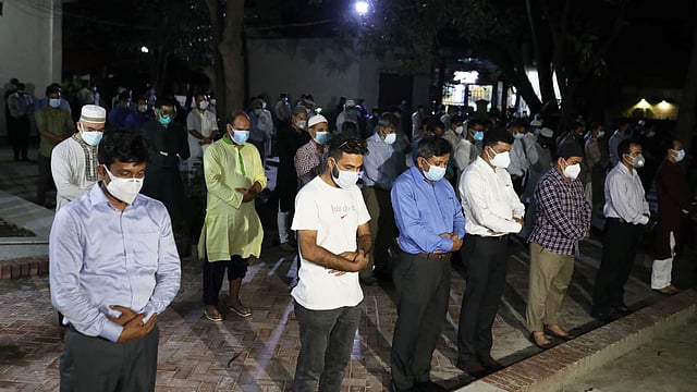 বিশিষ্ট ব্যবসায়ী ও ট্রান্সকম গ্রুপের চেয়ারম্যান লতিফুর রহমানে জানাজা অনুষ্ঠিত হয় গুলশানের আজাদ মসজিদে। ছবি: সাইফুল ইসলাম